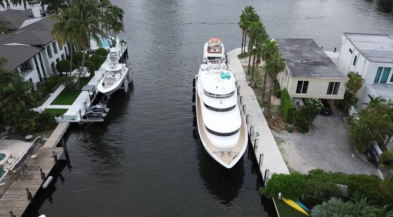 A private luxury dock managed by FoxStays Docks in South Florida